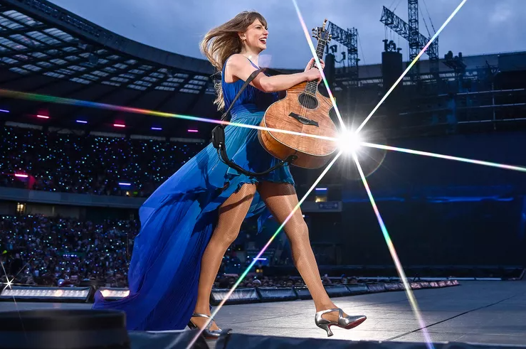 Taylor Swift Briefly Pauses Concert to Aid Fan During Acoustic Set — Using Her Guitar to Point for Help