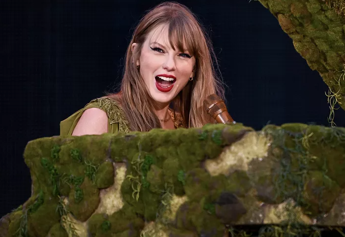 Taylor Swift Praises ‘Beautiful’ Liverpool Crowd During Show: ‘I’ve Made So Many Best Friends Out Here’