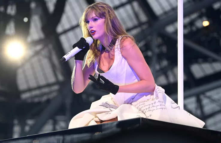 Taylor Swift Gets Stuck on Platform After Stage Malfunction During Dublin Concert