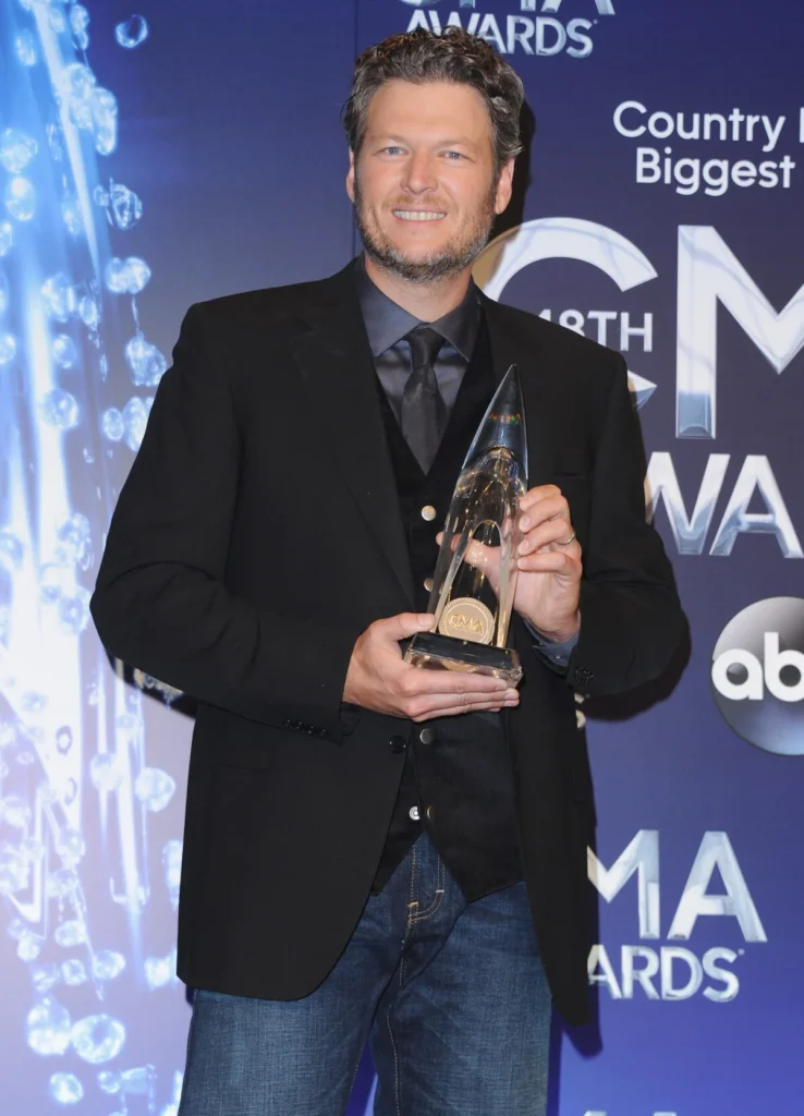 Blake Shelton showcases the award he won at the 2014 CMA Awards.