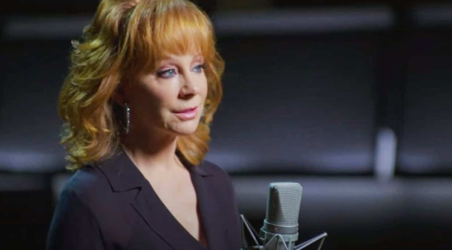 Reba McEntire performing a tribute to Patsy Cline