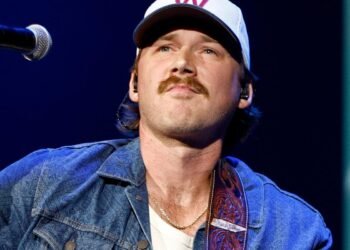Morgan Wallen Flips Piano, Seemingly Upset Over Tech Issue