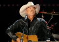70,000 fans join Alan Jackson in emotional farewell performance
