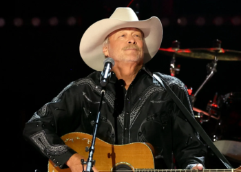 70,000 fans join Alan Jackson in emotional farewell performance