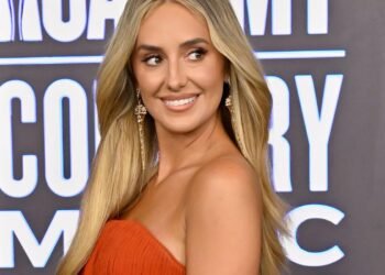 Here Are the Lyrics to Lainey Wilson's 'Phone, Keys, Wallet'