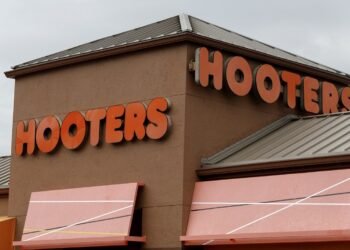 Hooters shifts its image to attract families and younger diners
