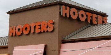 Hooters shifts its image to attract families and younger diners