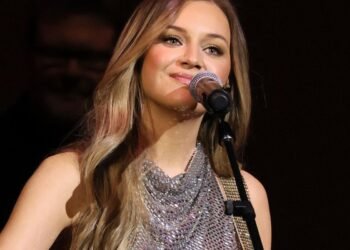 Kelsea Ballerini gets emotional performing Penthouse live