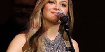Kelsea Ballerini gets emotional performing Penthouse live