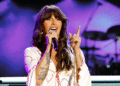 Ella Langley handled a wardrobe malfunction onstage with a fast solution