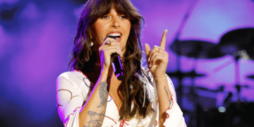 Ella Langley handled a wardrobe malfunction onstage with a fast solution