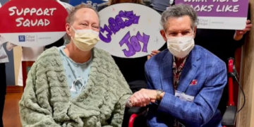 Cancer survivor meets Randy Travis, the artist who inspired her healing