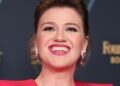 Kelly Clarkson handles a wardrobe mishap onstage with humor