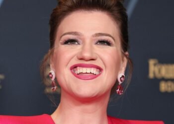 Kelly Clarkson handles a wardrobe mishap onstage with humor