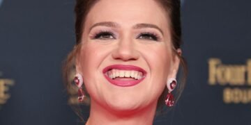 Kelly Clarkson handles a wardrobe mishap onstage with humor