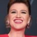 Kelly Clarkson handles a wardrobe mishap onstage with humor