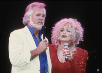 Kenny Rogers and Dolly Parton performing together onstage