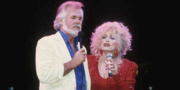 Kenny Rogers and Dolly Parton performing together onstage