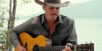Zach Top teases new single with an acoustic performance