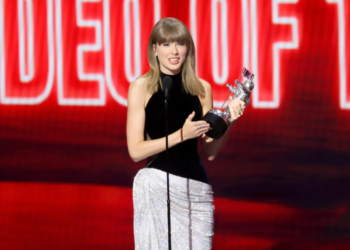 Taylor Swift honoring Dolly Parton at the 2026 MTV VMAs