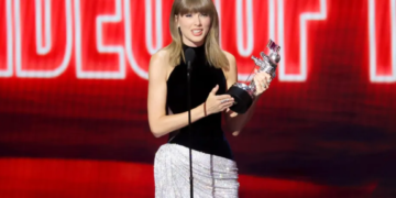 Taylor Swift honoring Dolly Parton at the 2026 MTV VMAs